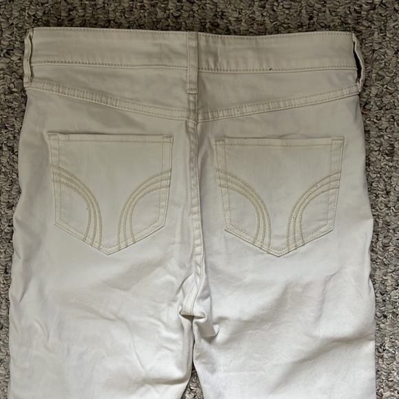 Ripped white Hollister jeans with embroidered details on pockets - Picture 3 of 3